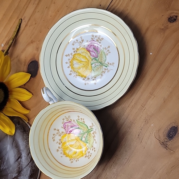 Victoria C&E 1940's Fine Bone China Teacup Set - Picture 2 of 8